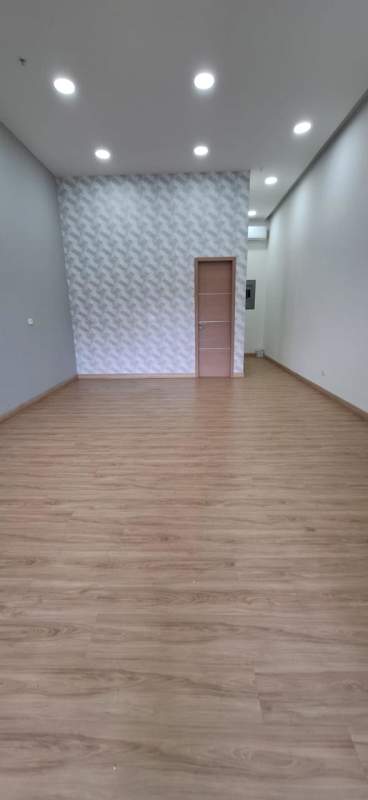 Empty commercial unit with laminate flooring, patterned wall, AC at PH Via España Plaza Obarrio Panama