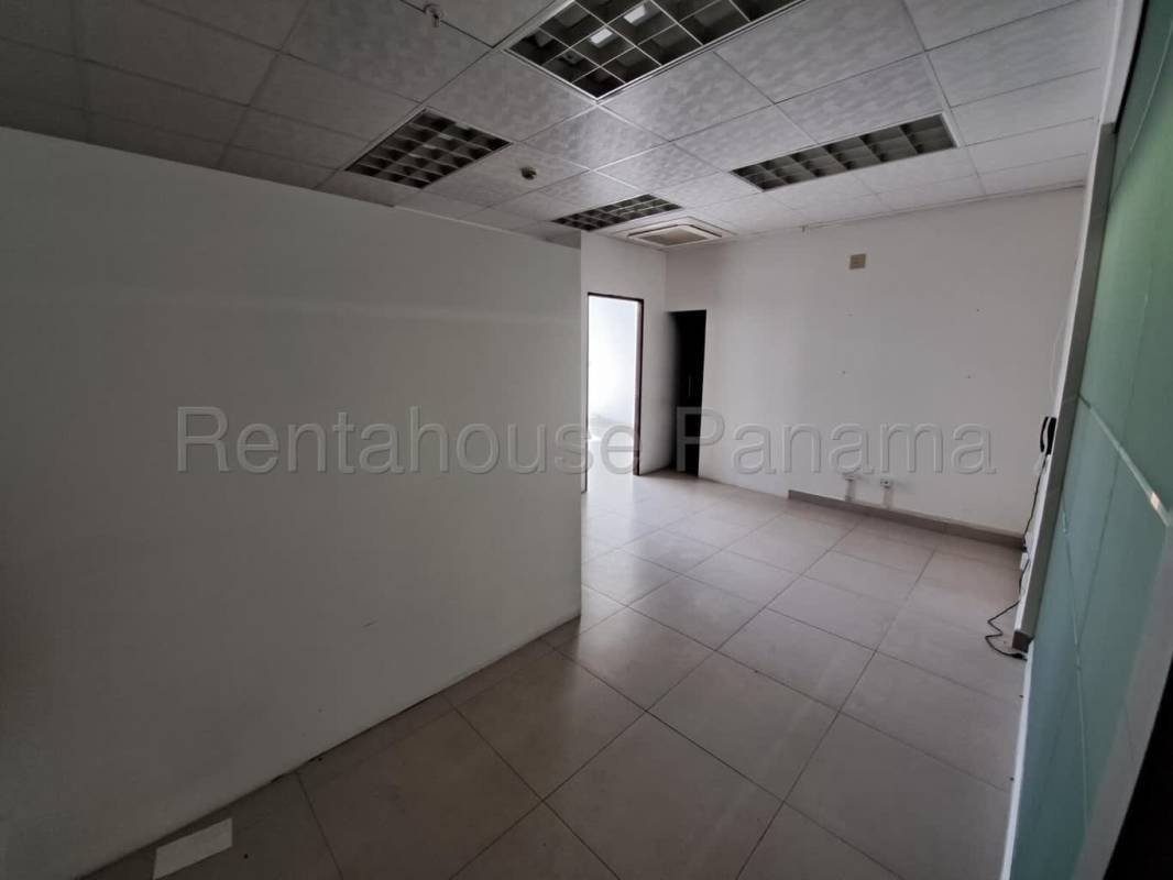 Vacant commercial office unit in Edison Corporate Center Panama for rent