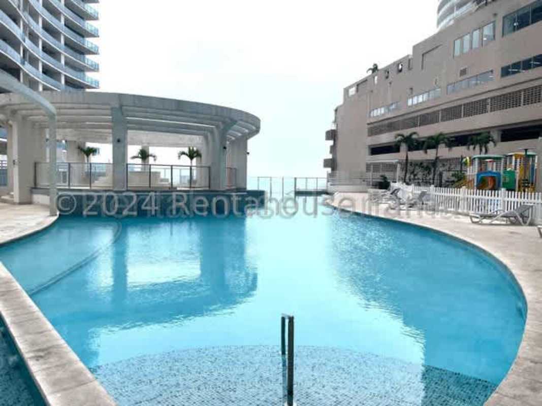 Luxury infinity swimming pool overlooking the Pacific Ocean at PH Pacific Village Punta Pacifica Panama