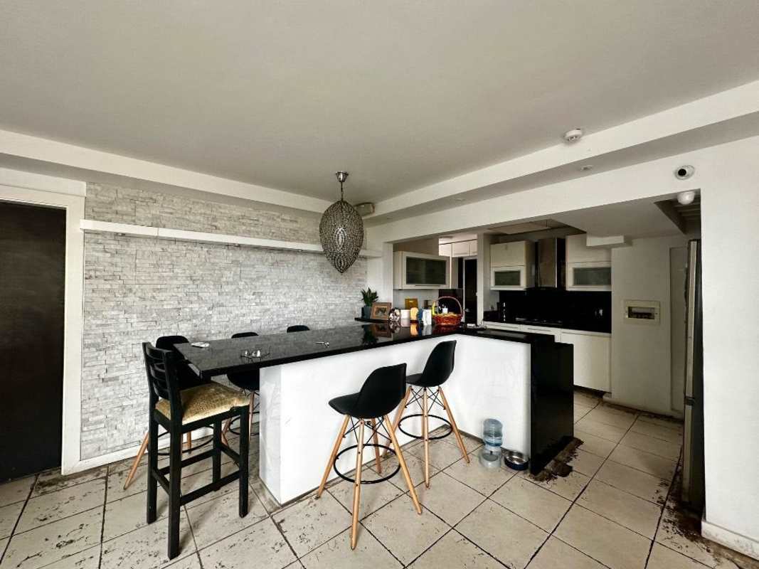 Bedroom featuring built-in closet, natural light and city view in PH Quartz Tower Panama