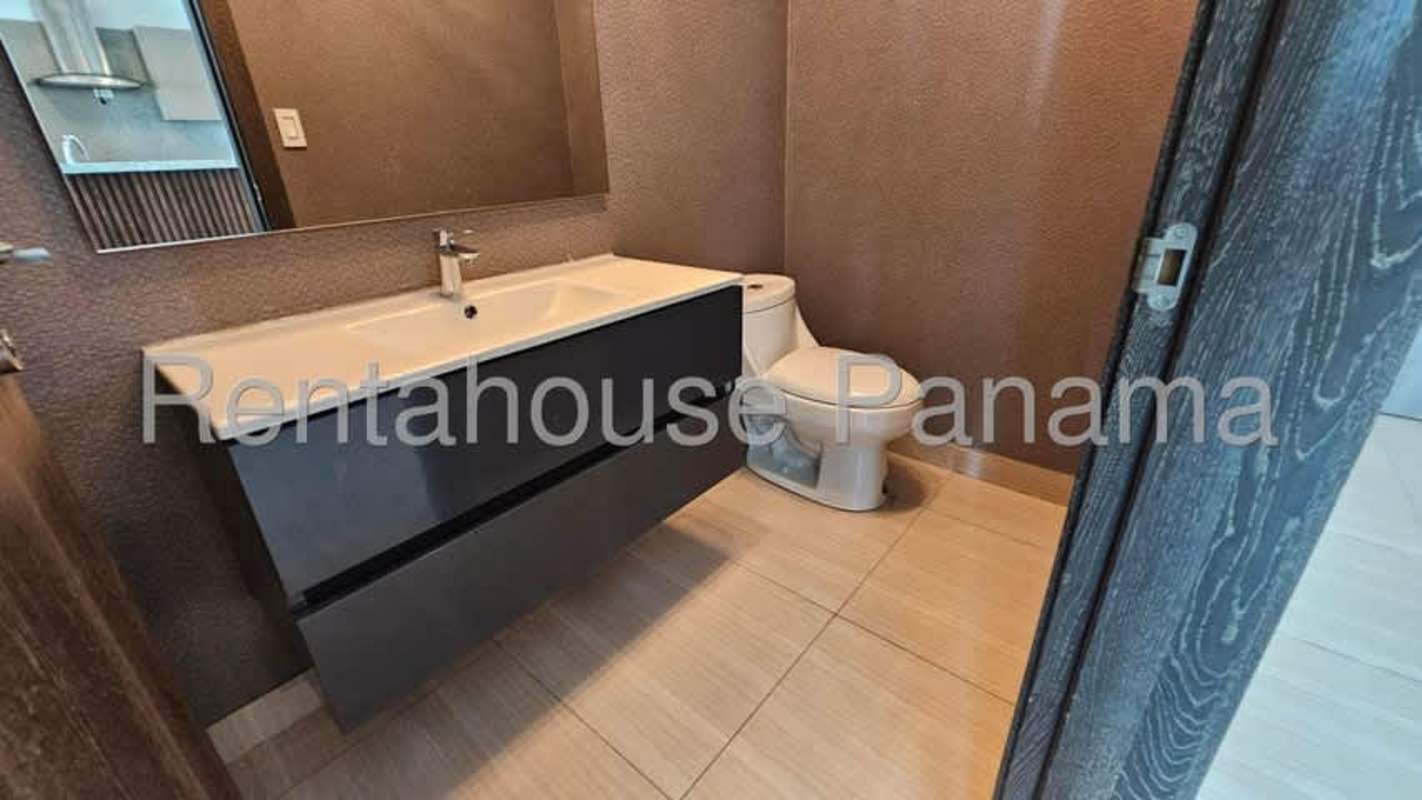 Luxury infinity pool jacuzzi city skyline PH Oceana Costa del Este Panama