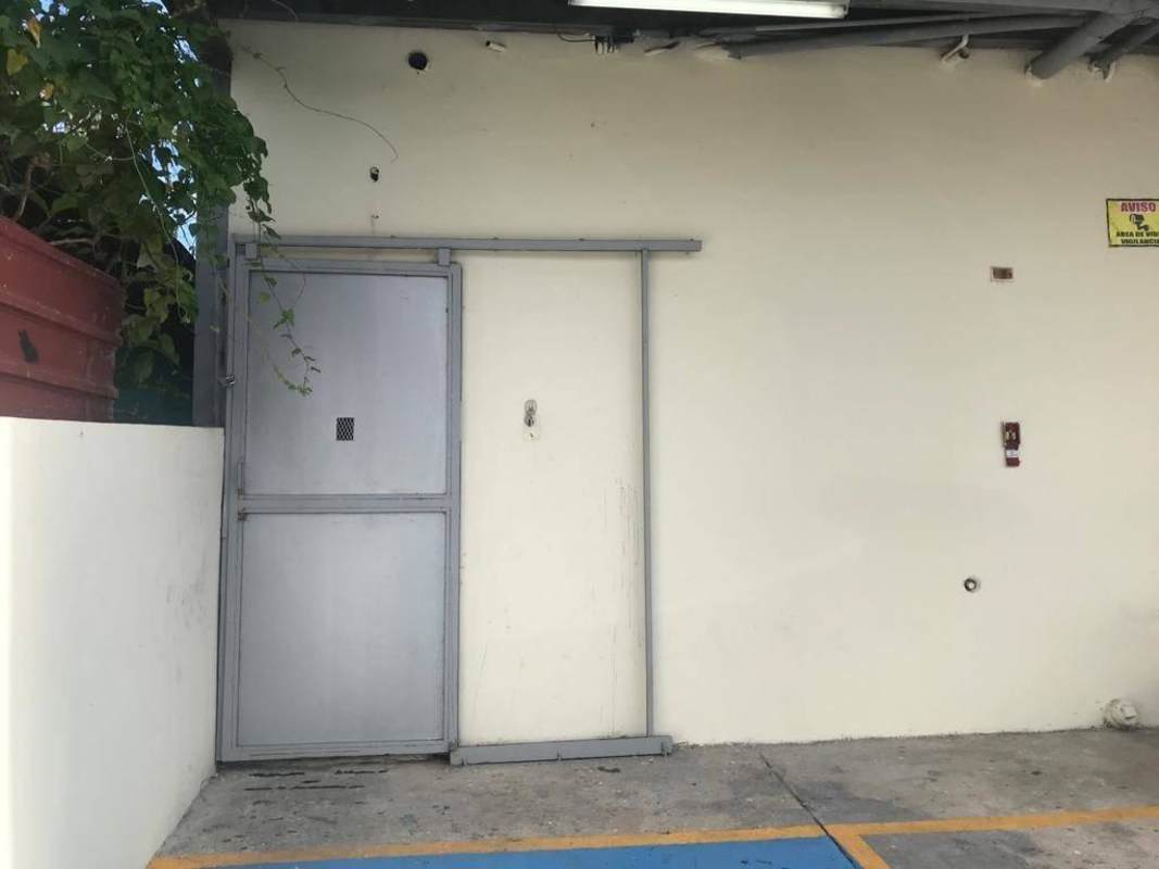 Warehouse with mezzanine stairs empty rental commercial Panama Lefevre