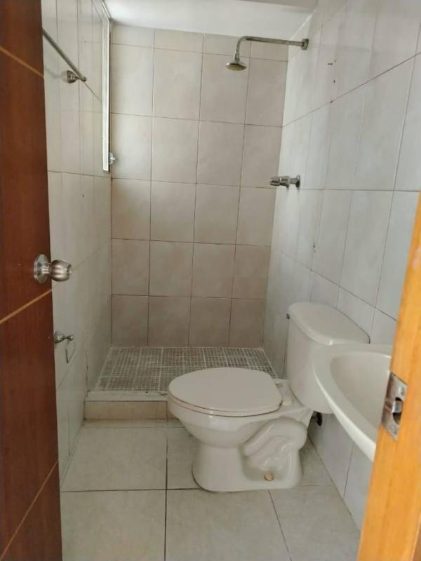 Residential towers and outdoor swimming pool with gardens PH Central Park Panama