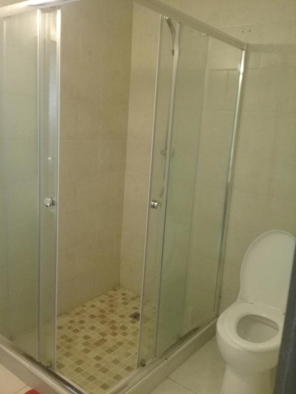 Modern bathroom with enclosed shower PH Bay View Panama
