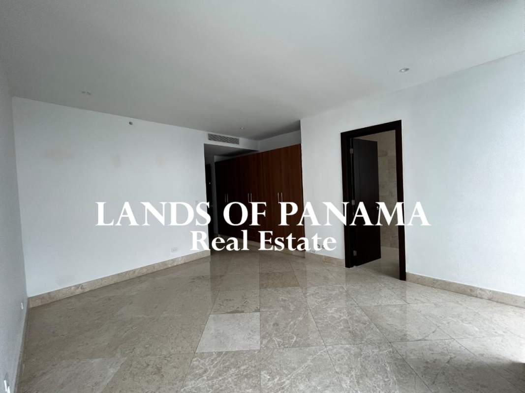 Spacious modern kitchen with granite countertops and peninsula PH The Point Panama