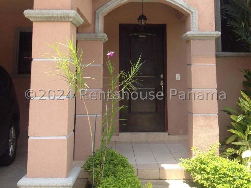 Bedroom with tile floor, split AC and built-in closet in Versalles gated neighborhood Panama City