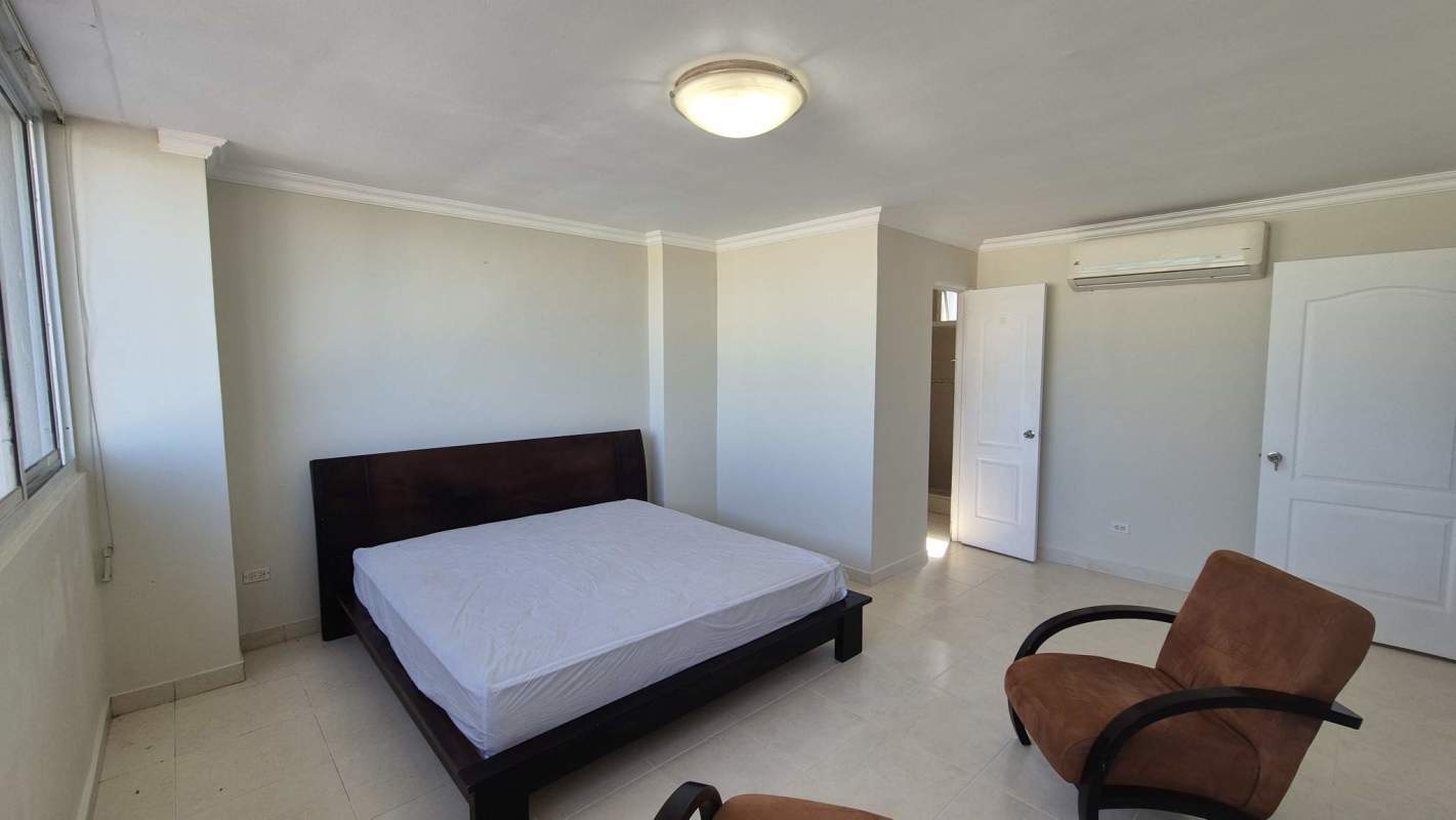 Bright bedroom with built-in closet, city views and AC at PH Aurora Tower El Cangrejo Panama
