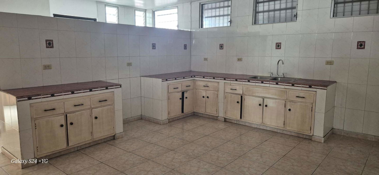 Exterior walkway with tiled floor and garden in Romeral Chanis Panama City