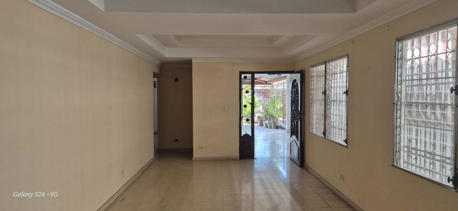 Kitchen space with tiled walls, cabinets, ventilation window in Romeral Chanis house Panama