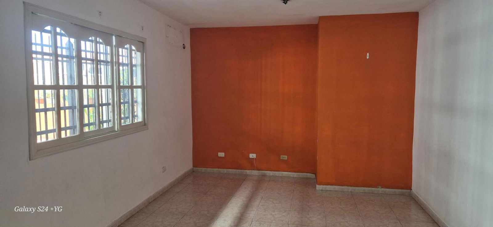 Bedroom with built-in closet and window over ceramic tile floor in Romeral Chanis Panama City