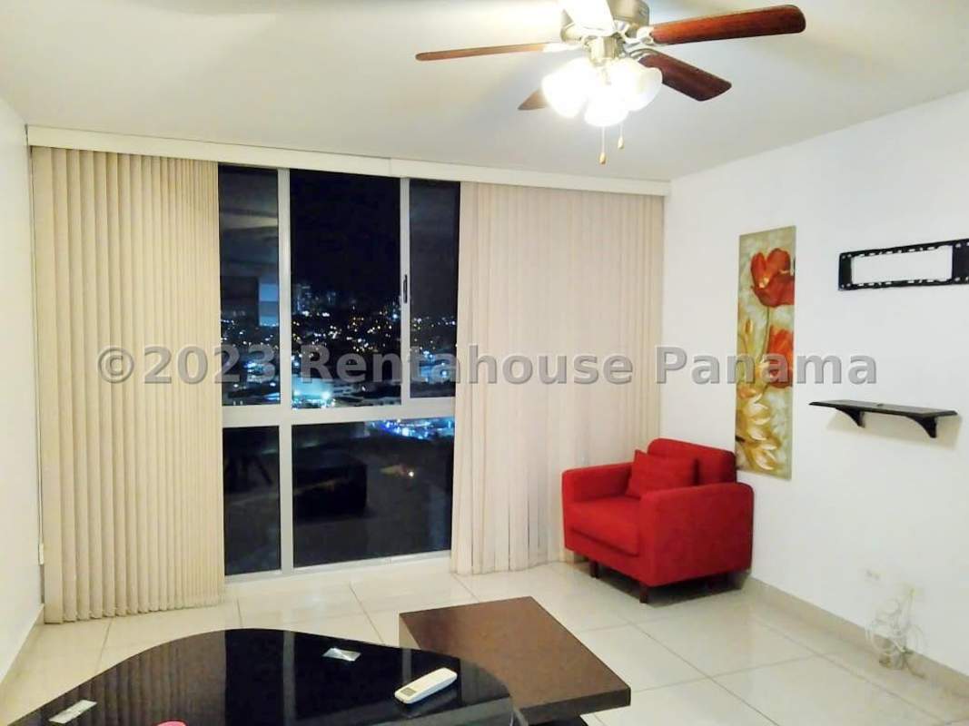 Living room with balcony access, tiled floors, large windows PH Vía España Obarrio Panama