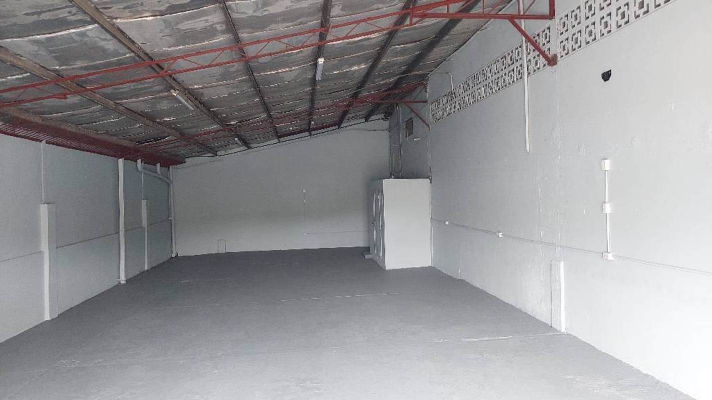 Empty commercial warehouse interior with concrete floor and exposed metal beams in Miraflores