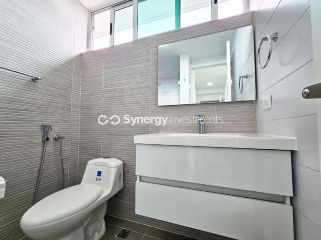 Bathroom with modern floating vanity, large mirror, modern tile PH Aqualina Panama City