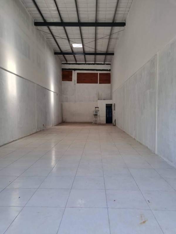 Empty industrial warehouse interior with tiled floor, high ceiling, metal beams in Parque Lefevre Panama
