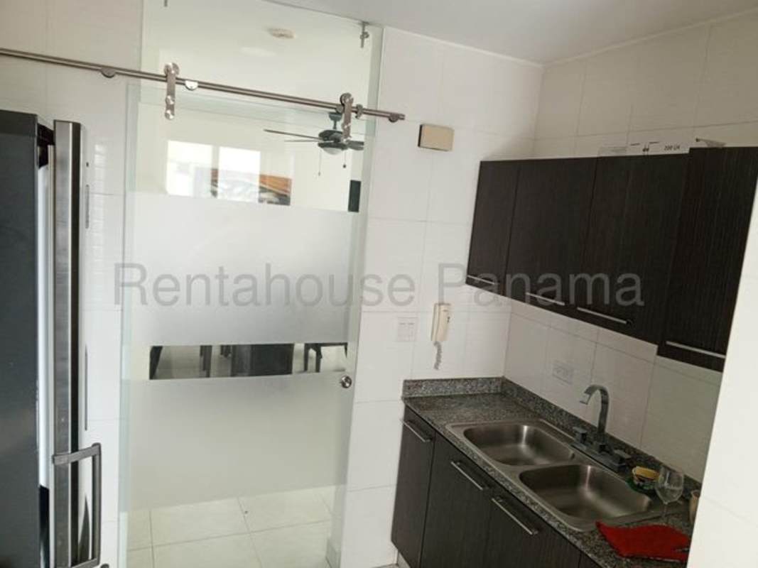 Modern kitchen with granite countertops and lots of storage space in PH Vivendi Tower Panama