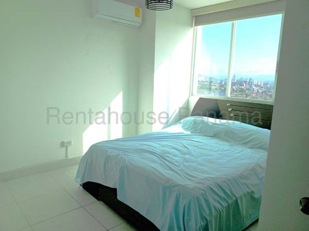 Infinity rooftop pool area in PH Vivendi Tower Edison Park Panama overlooking city skyline