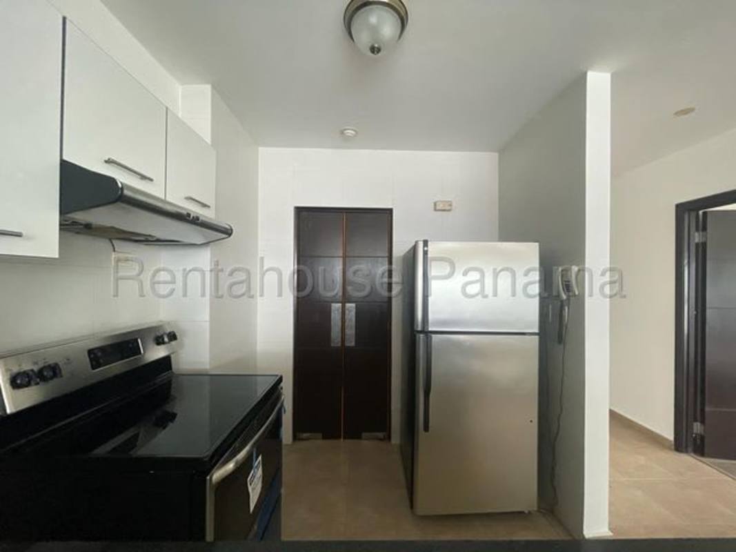 Infinity rooftop pool overlooking the Bay of Panama in PH Bayfront Avenida Balboa