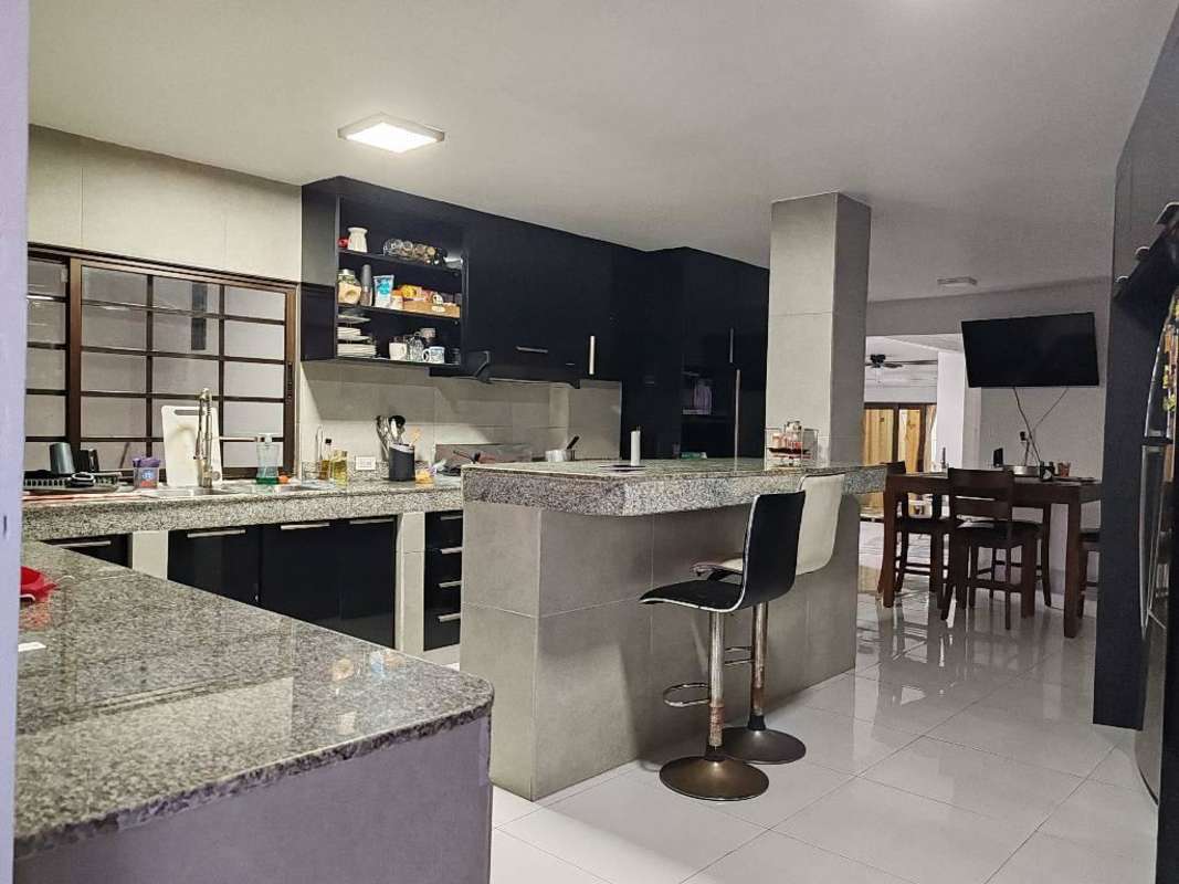 Dining room with tiled floor white decor in 3-story house for rent Panama