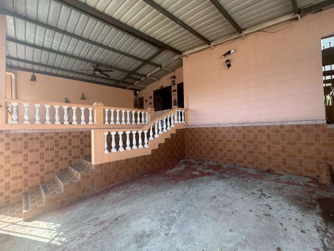Covered patio with metal roof and tiled wall at house for sale Colinas del Prado Juan Díaz Panama