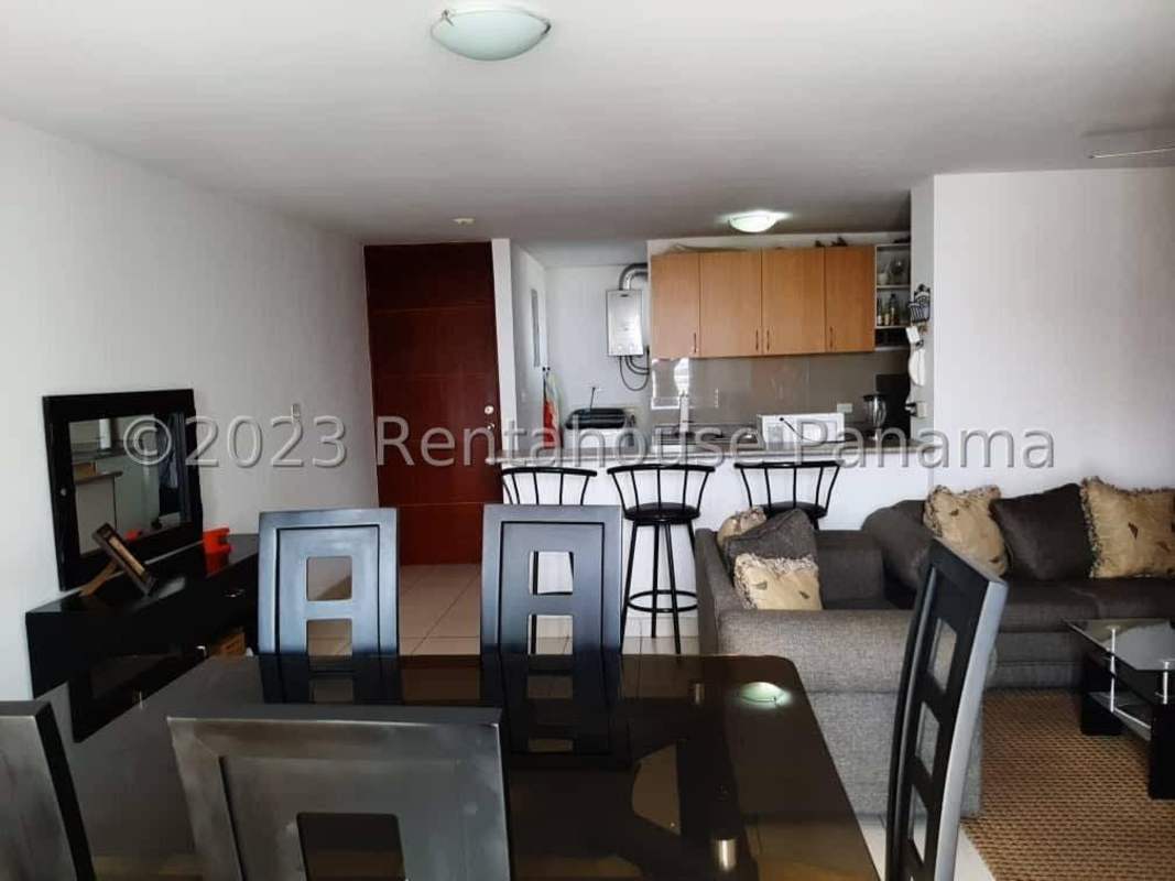 Bedroom with bunk bed, tiled floors, window in PH Central Park Tribeca 12 de Octubre Panama