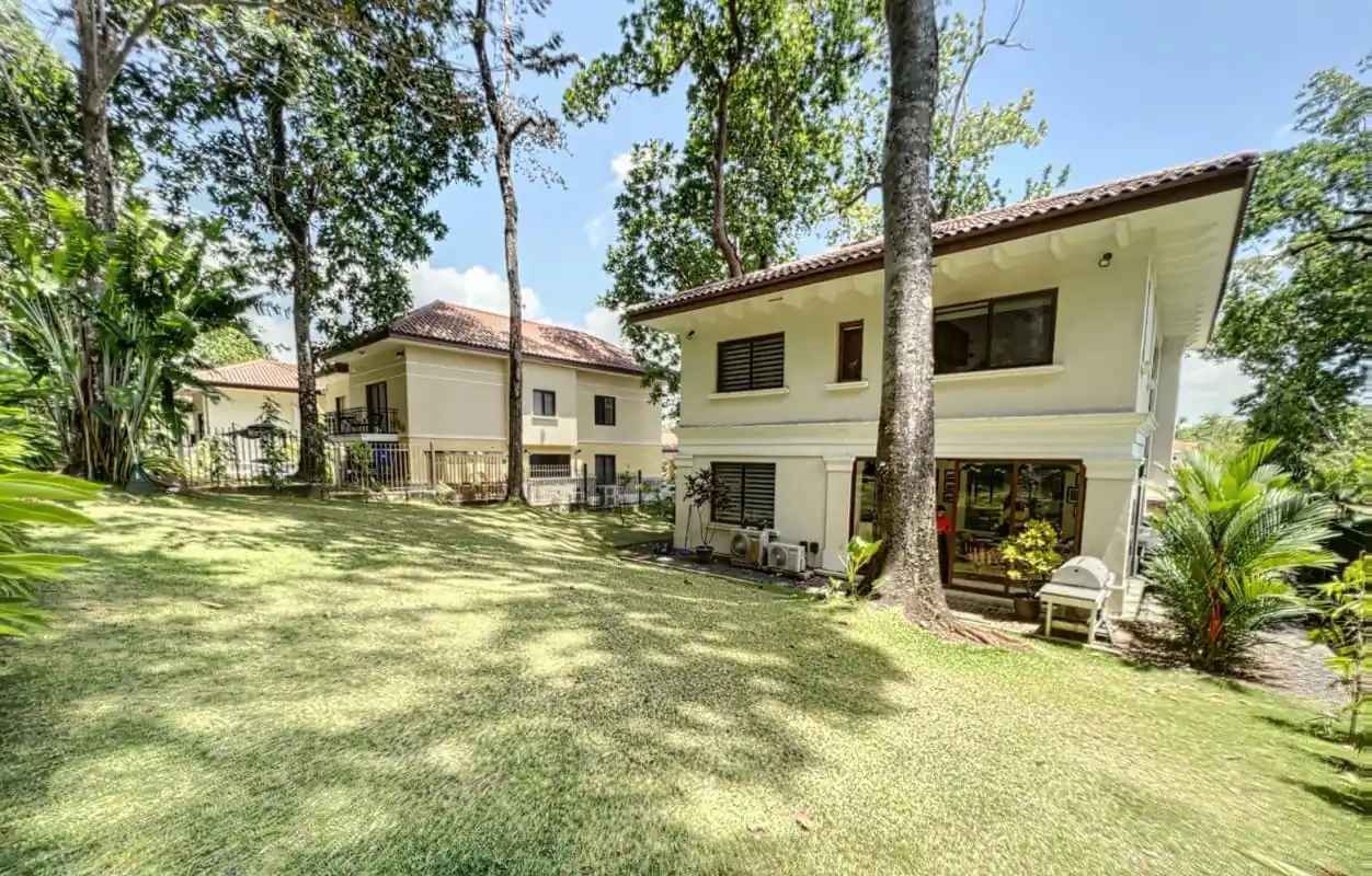 Spacious backyard with mature trees and green lawn Senderos de Camino de Cruces Clayton Panama