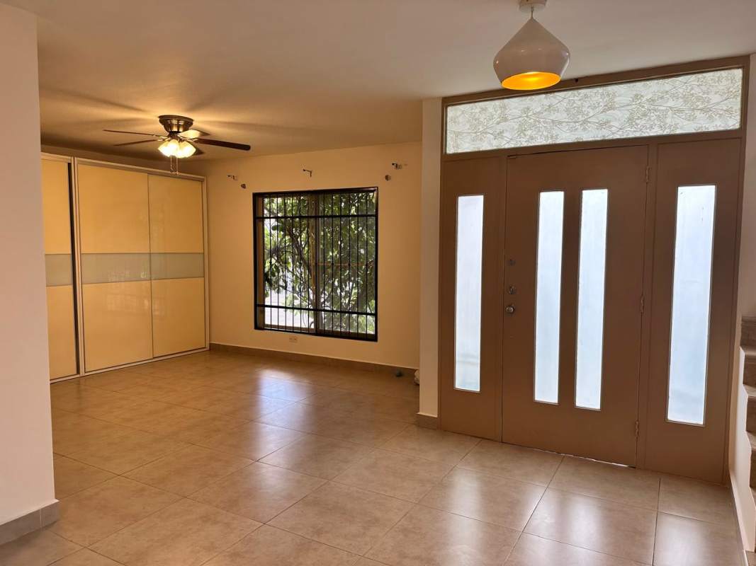Spacious entry living space with frosted door, closets and fan Embassy Gardens Clayton Panama