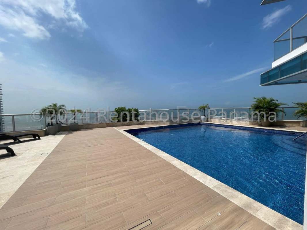 Infinity rooftop pool panoramic ocean city views PH Riverside Panama