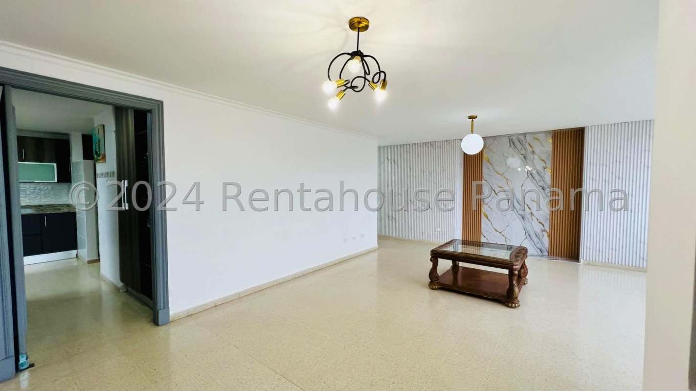 Large bedroom with closet, big windows, panoramic skyline views PH Cancun Obarrio Panama