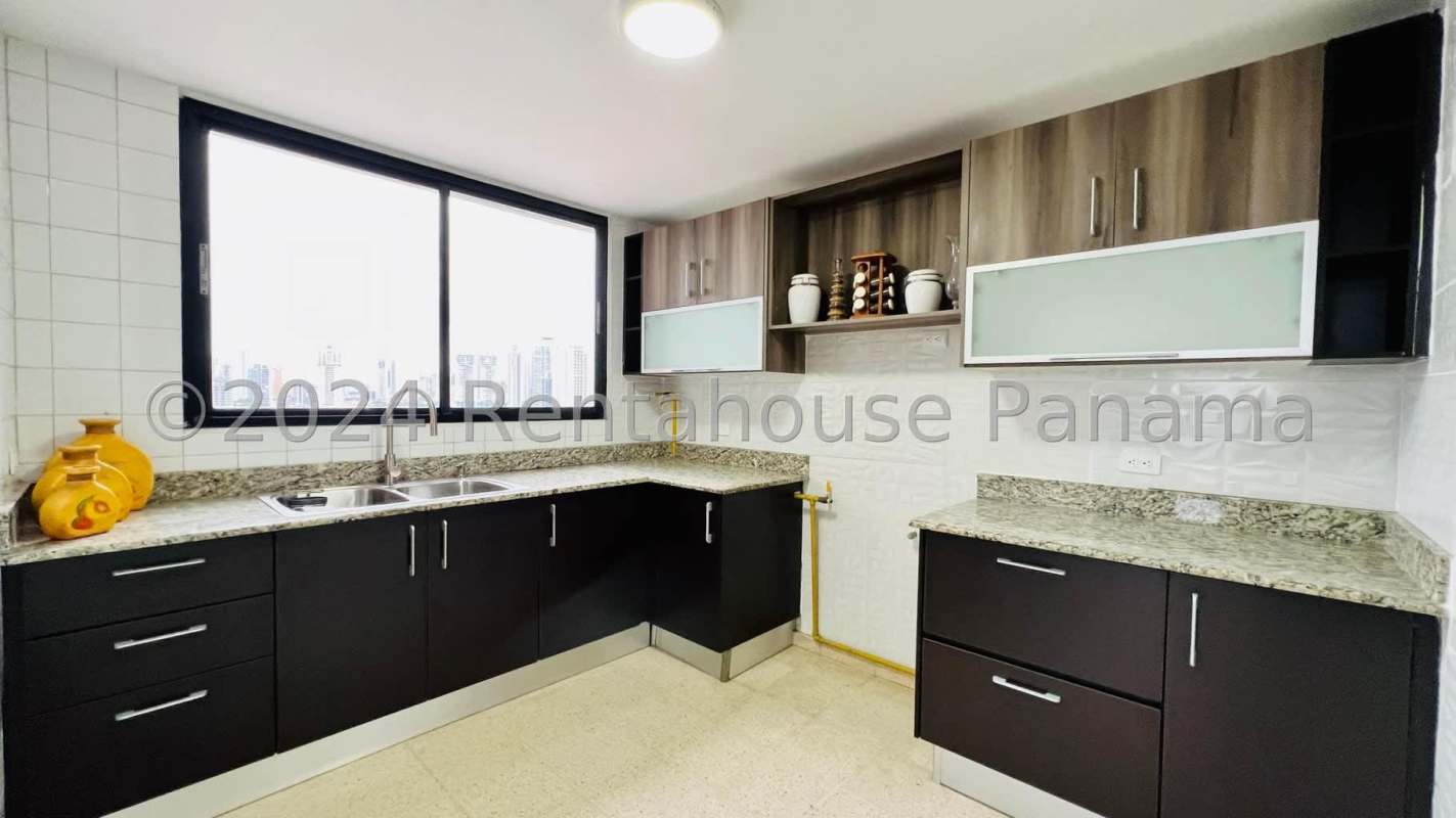 Large windows with skyline views, ceramic floor, bright living room PH Cancun Obarrio Panama