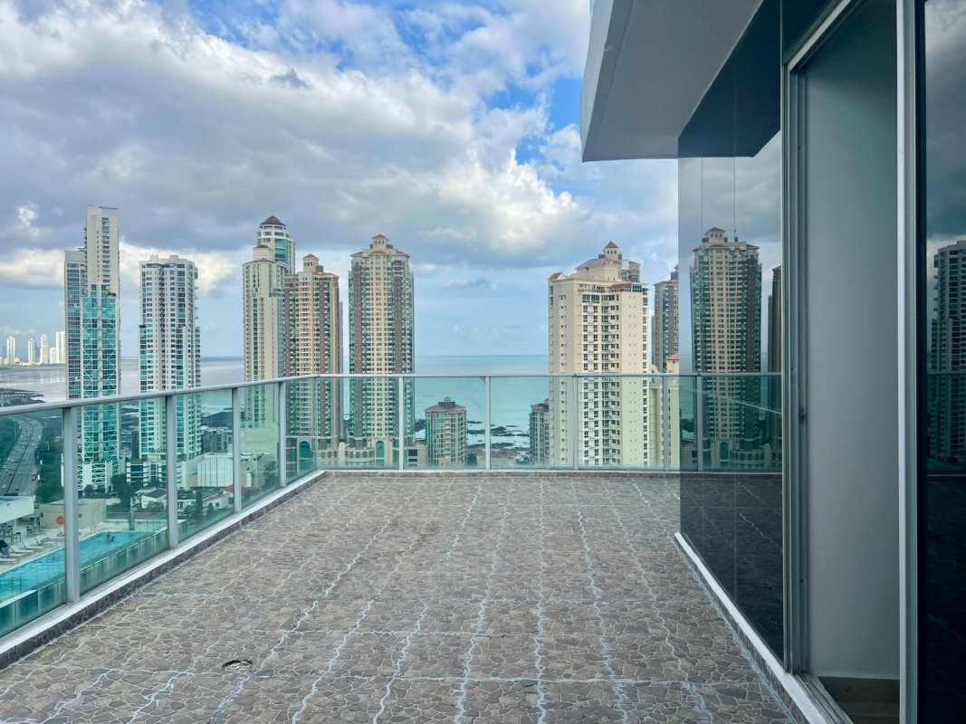 Bedroom with large window overlooking Pacific Ocean and city skyline in PH Pacific Sea Punta Paitilla
