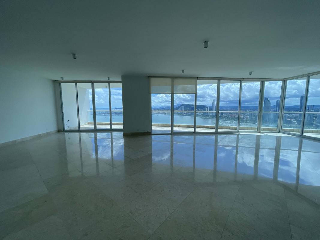 Luxurious bathroom with double vanity, bathtub, and skyline view PH The Point Punta Paitilla