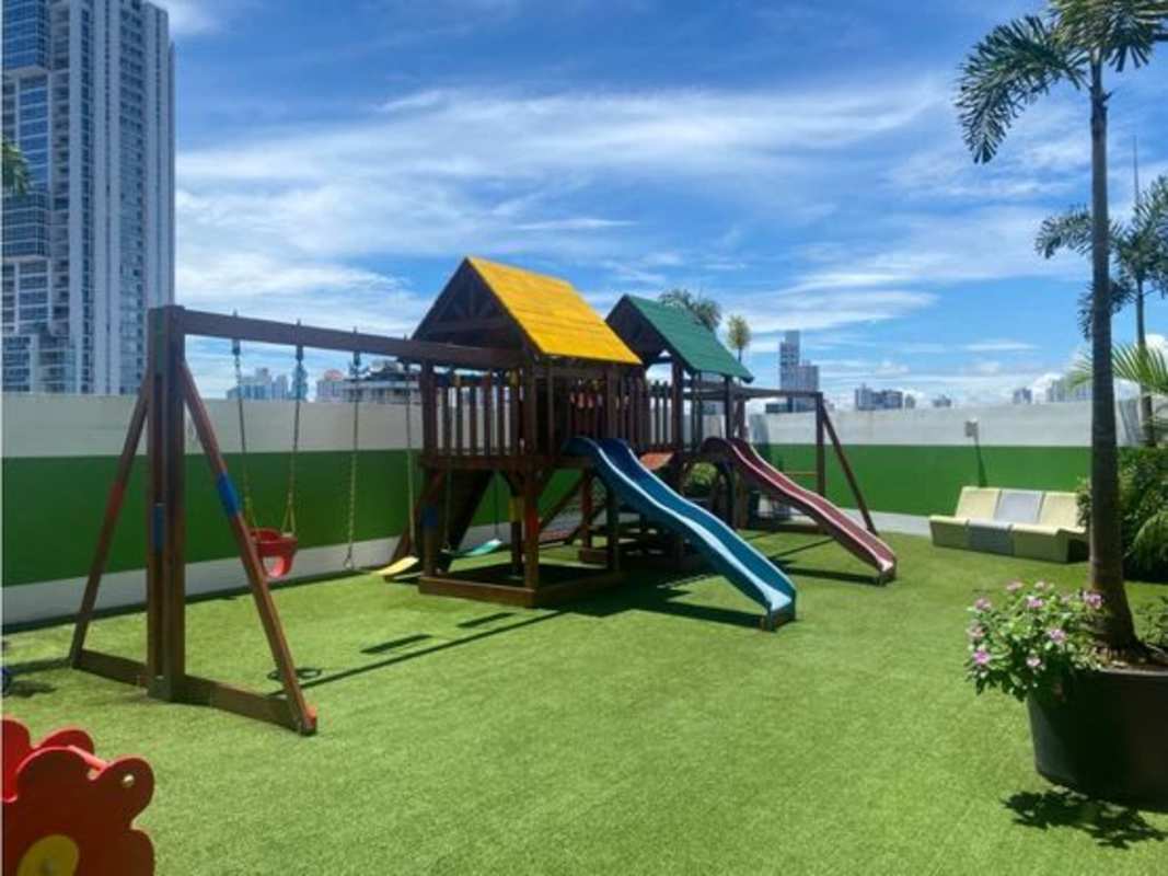 Infinity rooftop swimming pool with city skyline view PH Teen One San Francisco Panama