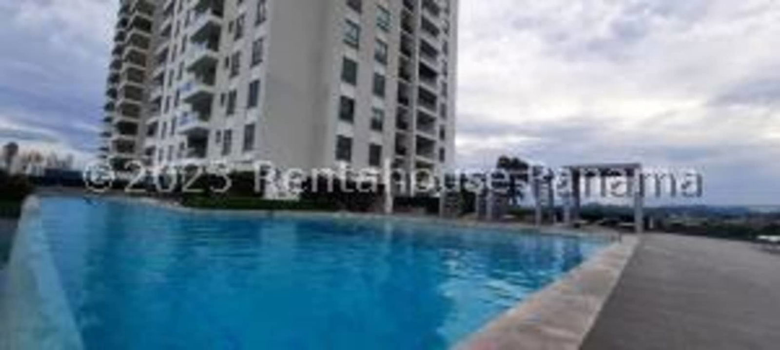 Elegant building lobby with marble decor in PH Greenview Santa María Panama