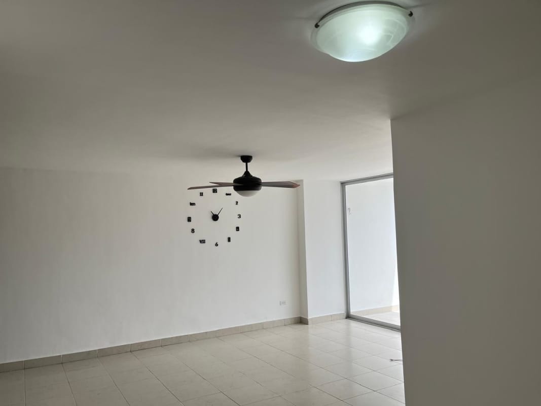 Bedroom with ceiling fan outlet blinds and tiled floor at PH Central Park Panama