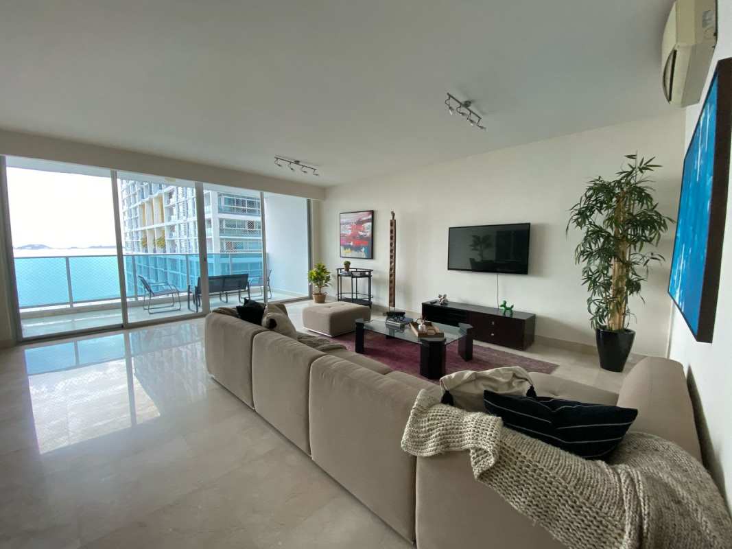 Guest suite closet with shelving in PH BICSA Tower Panama