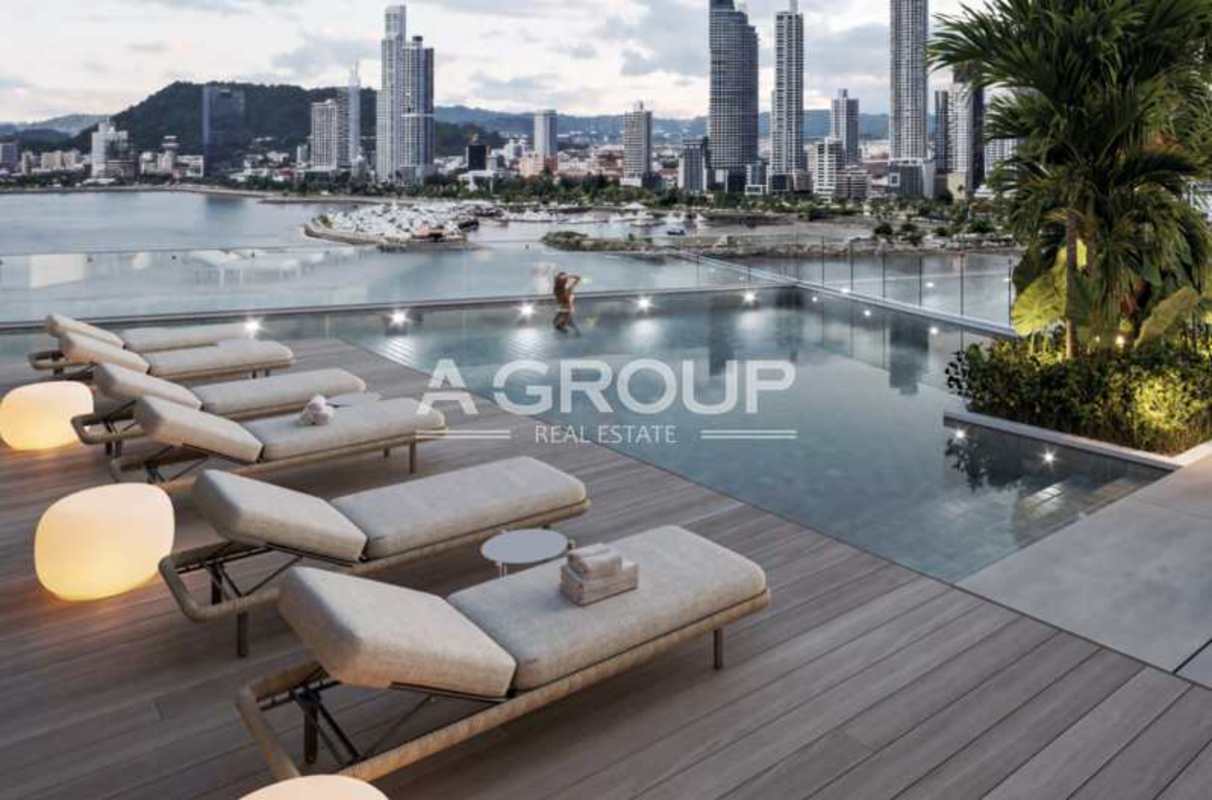 Infinity pool rooftop with sun loungers overlooking skyline at PH Aquapoint Punta Paitilla Panama