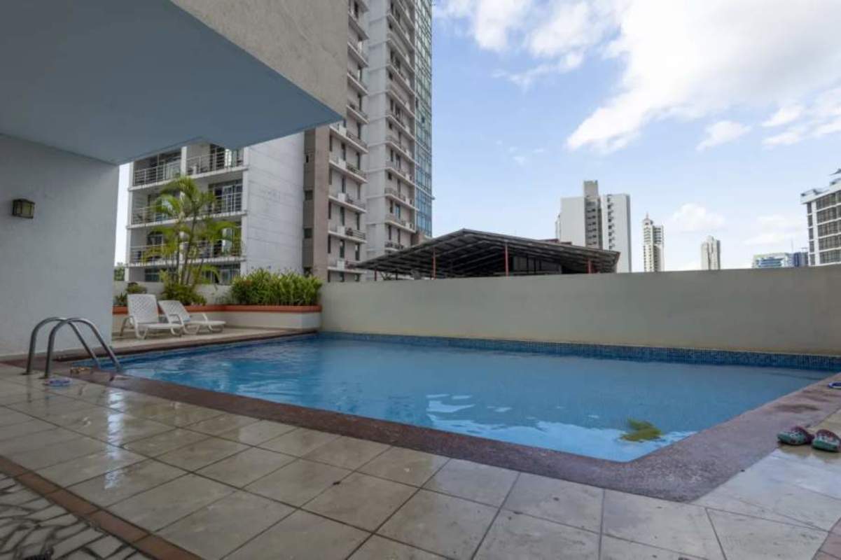 Master bedroom with ensuite bathroom, built-in closet, ceiling fan, AC and city views in Panama