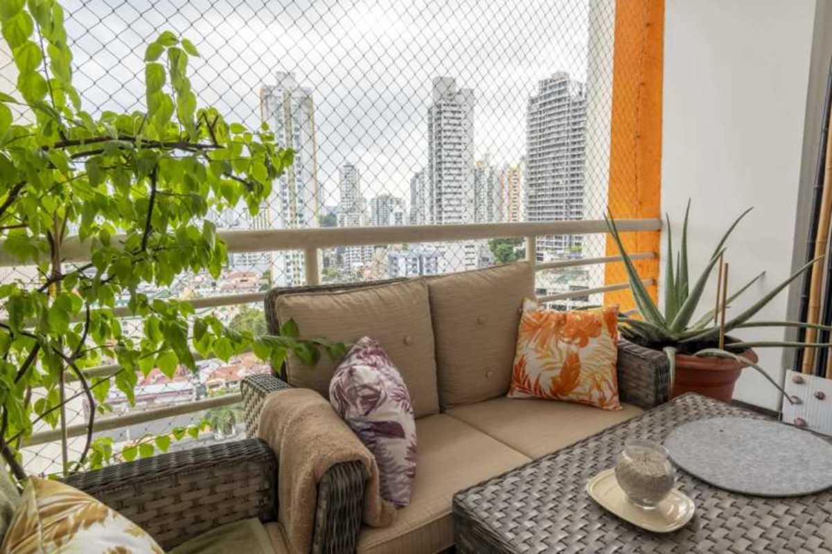 Remodeled kitchen with granite countertops and modern cabinetry in PH Mandalay Vía Argentina Panama