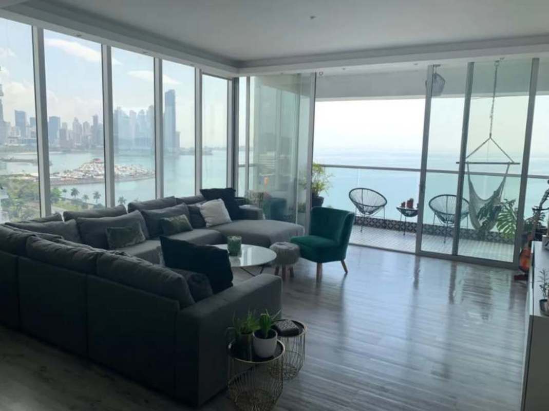 Custom kitchen with stainless appliances in PH BICSA Panama City Avenida Balboa