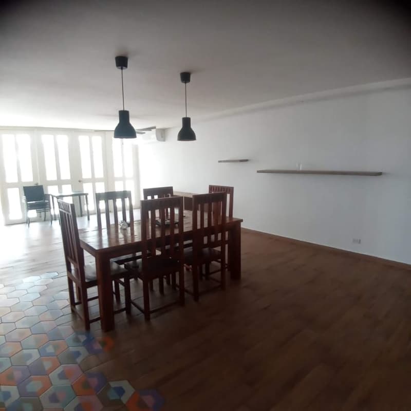 Dining room with wood floor, pendant lights, large windows PH Sandra La Cresta Panama