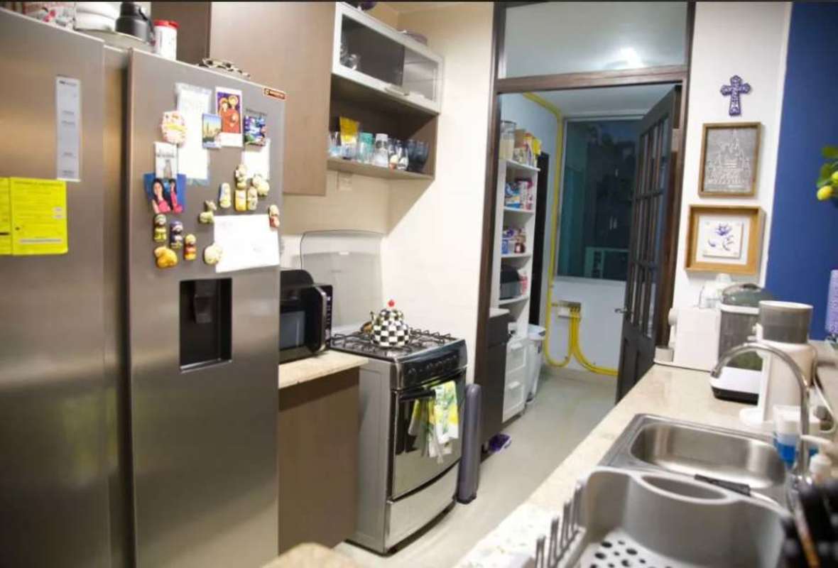 Second bedroom with city skyline view and closet at PH Pacific Point Punta Pacifica