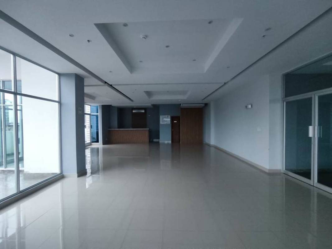 Modern lobby with reception counter, natural light and tiled floors PH Residencias del Sol Panama
