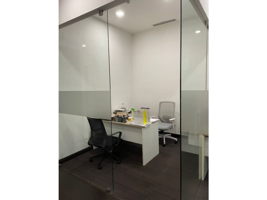 Reception lobby desk with waiting chairs in Office Plex Santa María Panama