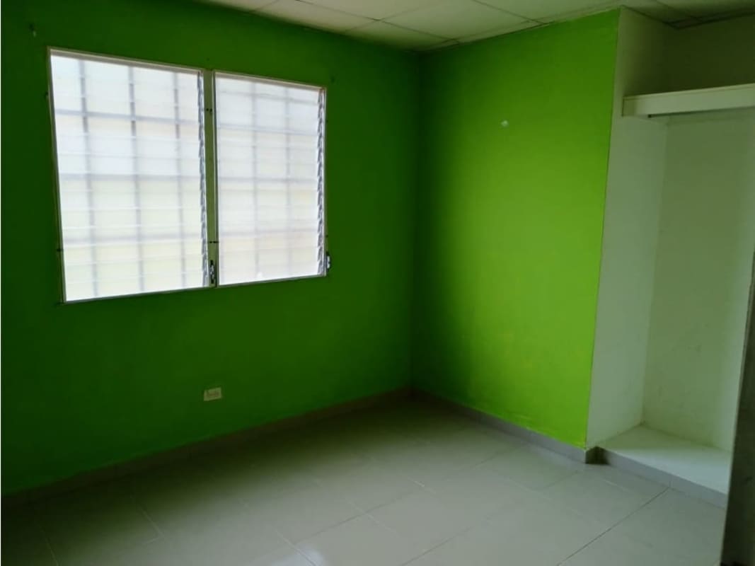 Bedroom with double windows built-in closet tiled floor Las Cumbres Pradera San Lorenzo Panama