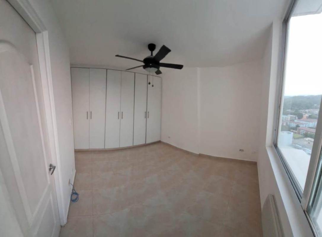 Bright living room with sliding doors to balcony overlooking Panama skyline in PH Elmare Plaza Edison