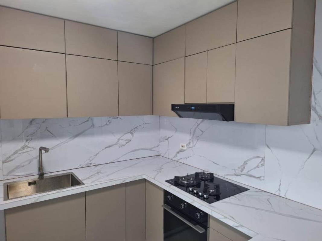 Modern minimalist kitchen with marble style counter, stove PH Elmare Plaza Edison Panama
