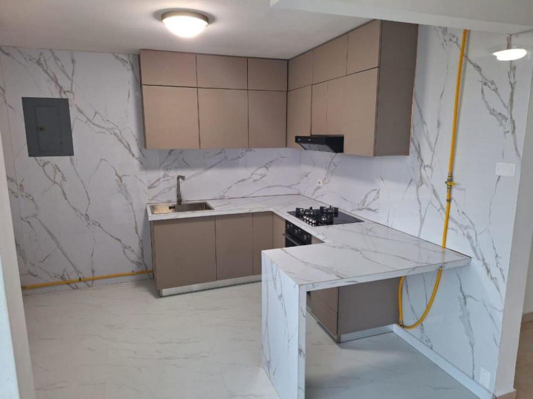 Modern kitchen with marble effect countertops, oven and cabinets PH Elmare Plaza Edison Panama