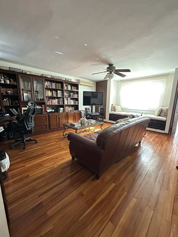 Second floor room usable as office or bedroom in commercial house Obarrio