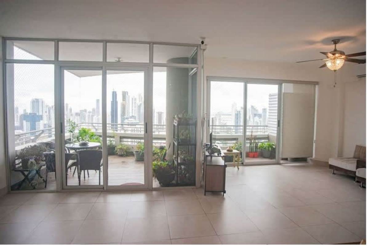 Bright open plan living dining room with balcony access in PH Luxor Tower 300 El Cangrejo Panama