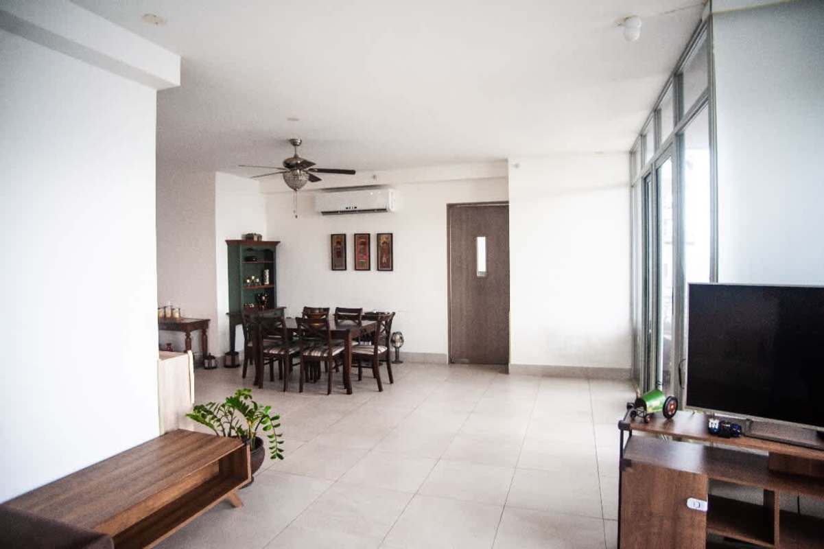 Spacious master bedroom with ensuite bath in PH Luxor Tower 300 for sale Panama